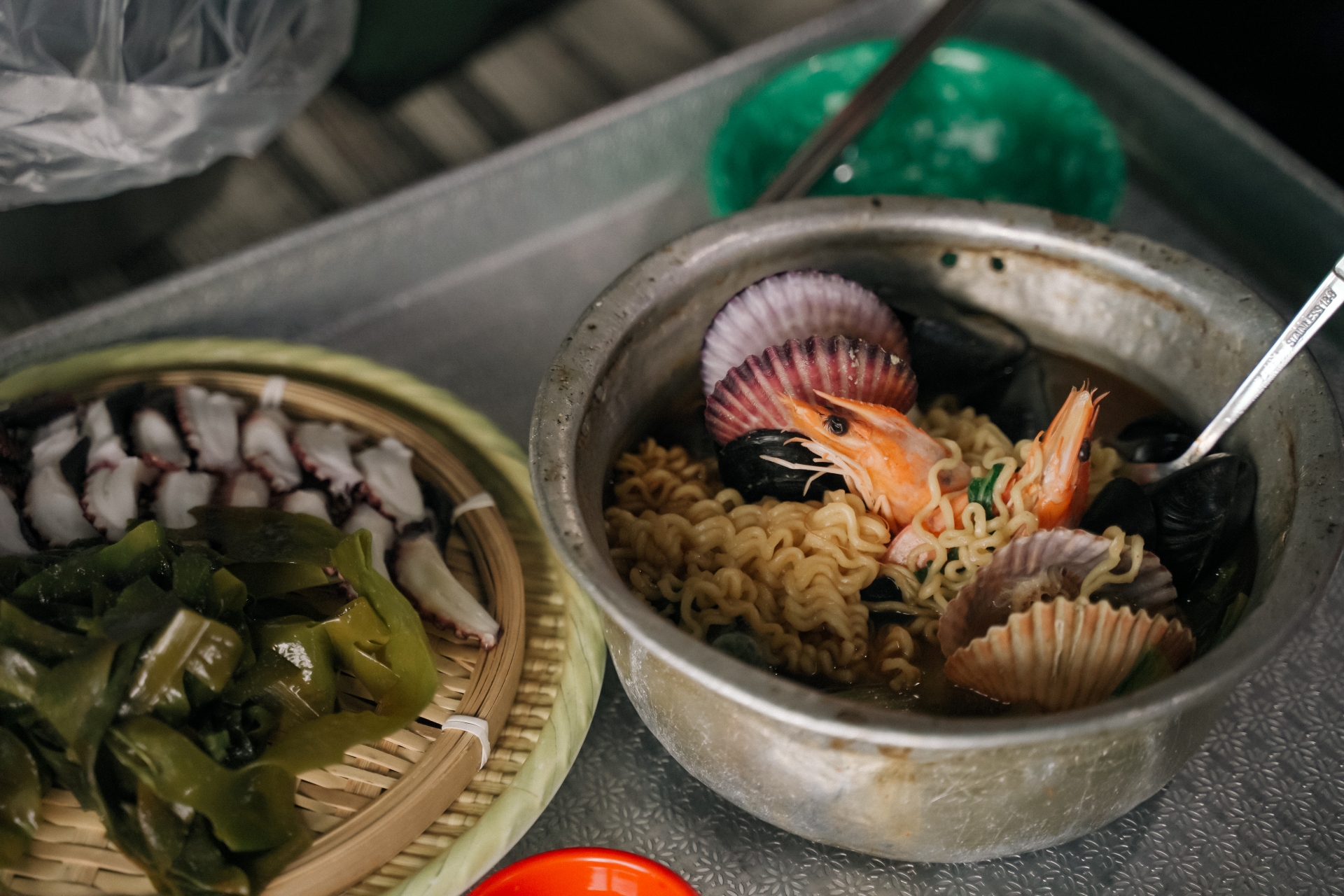 濟州島必吃海鮮拉麵 노라바，位於濟州島涯月邑龜浦區附近的海鮮拉麵店 Nora Bar 餐點