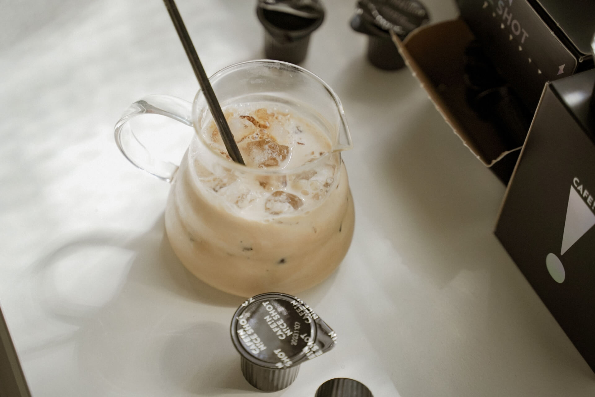 N!CE SHOT 極萃咖啡球以專利技術之高倍取工藝製作而成，非濃縮還原，無添加即溶咖啡粉，保留完整咖啡香氣，輕巧便於攜帶，重點是沖泡方法簡單又快速