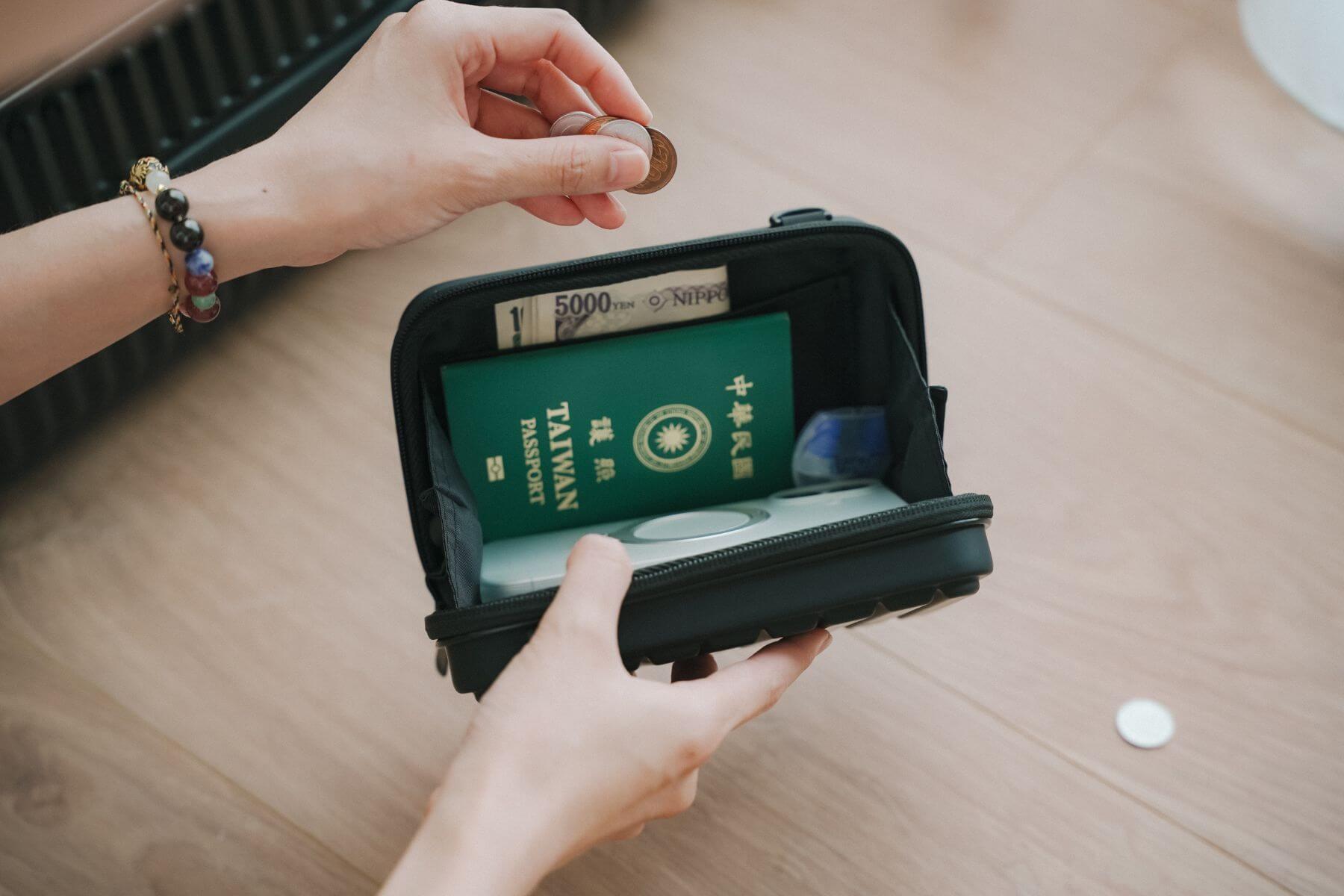 Travel Blue 親膚烤漆斜背包評價與圖片_03