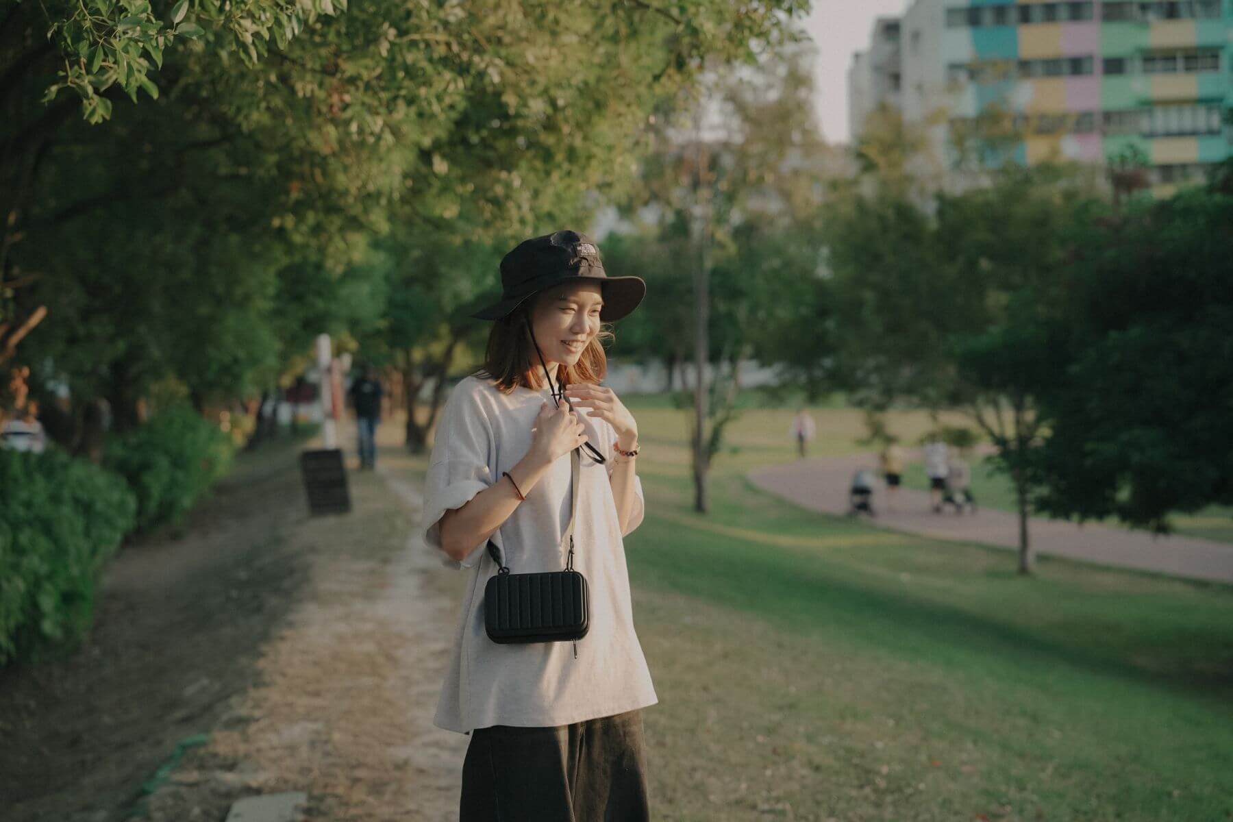 Travel Blue 親膚烤漆斜背包評價與圖片_05